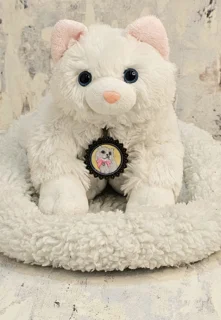 گردن آویز مخصوص آویزان کردن به قلاده پت(طرح گربه سفید با پاپیون صورتی رنگ)