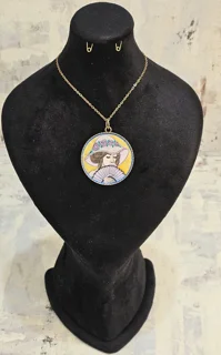 گردن آویز میناکاری شده(طرح دختر بادبزن به دست)