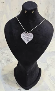 گردن آویزکالیگرافی(آرزویی جز شکستن در تلاطم های آغوشت ندارم)