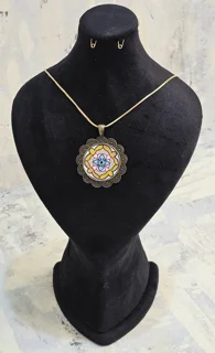 گردن آویزمیناکاری(طرح کاشی کاری با رنگ آبی در مرکز و حاشیه زرد رنگ)