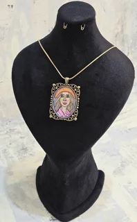 گردن آویزمیناکاری شده(طرح دختری با چشم های درشت،کلاه نارنجی و پیراهن صورتی رنگ)