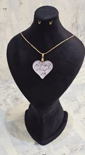 گردن آویزکالیگرافی با شعر(از تو گفتم،ازتو خواندم،از شب بالا بلند گیسوانت)