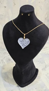 گردن آویزکالیگرافی میناکاری شده(هرگز وداع جانم نکردی،ای آنکه تنها تو پشیمانم نکردی)