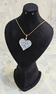 گردن آویزکالیگرافی میناکاری شده(نفسم میگیرد در هوایی که نفس های تو نیست)