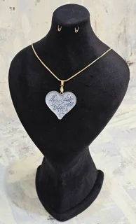 گردن آویزکالیگرافی میناکاری شده(هرلحظه که تسلیمم در کارگه تقدیر/آرام تر از آهو، بی باک تر از شیرم)