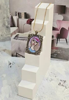 گردن آویزمیناکاری(طرح دختری با کلاه بنفش رنگ)