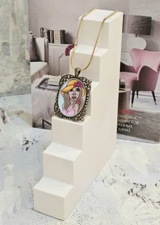 گردن آویزمیناکاری(طرح دختری با کلاه نارنجی رنگ)