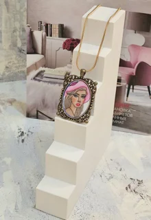 گردن آویزمیناکاری شده(طرح دختری با کلاه صورتی رنگ)