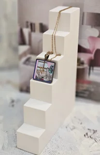 گردن آویز میناکاری شده(طرح گربه کنار جعبه مروارید)