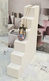 گردن آویز میناکاری(طرح دختری رو به پنجره)