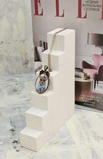 گردن آویزمیناکاری شده(طرح آهو با شال گردن آبی رنگ)